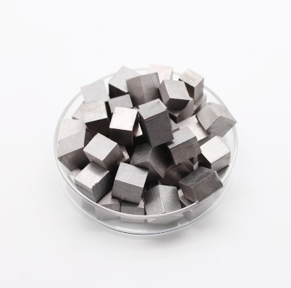 This is an iron block, with a metallic texture, as well as high gloss and reflection effects.<a href='https://www.youtube.com/embed/tgbNymZ7vqY' target='_blank'><p>Project Video Link</p></a>